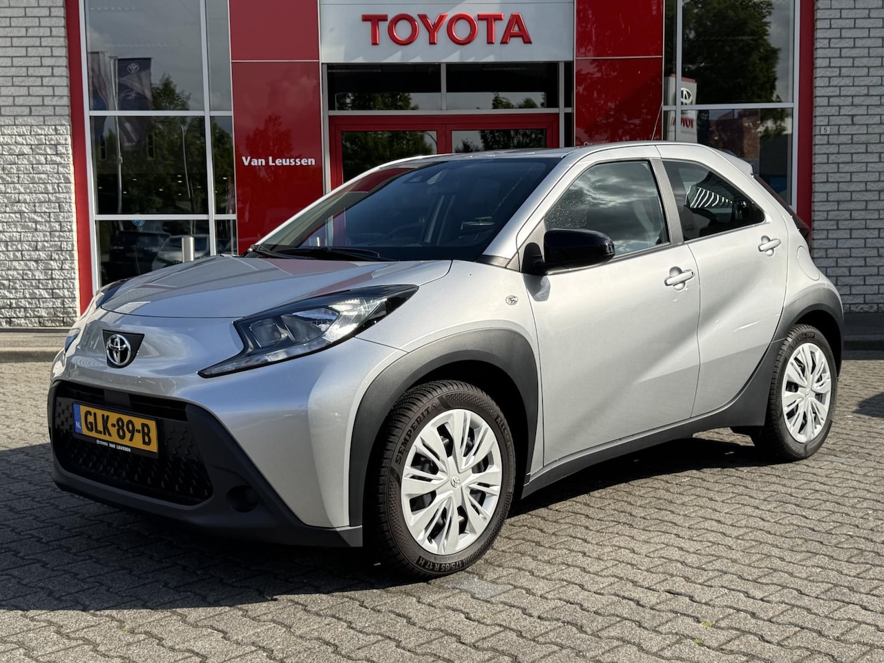 Toyota Aygo X - PLAY ALL SEASON AD-CRUISE AIRCO APPLE/ANDROID CAMERA BLUETOOTH EL-RAMEN/SPIEGELS - AutoWereld.nl