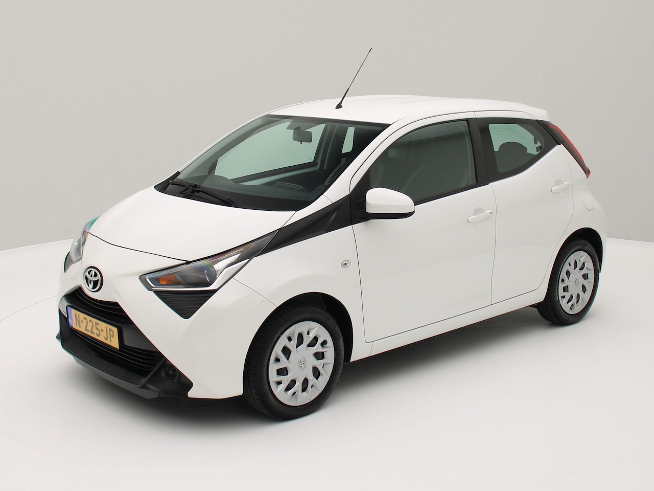 Toyota Aygo - 1.0 VVT-i x-play Navigatie - AutoWereld.nl