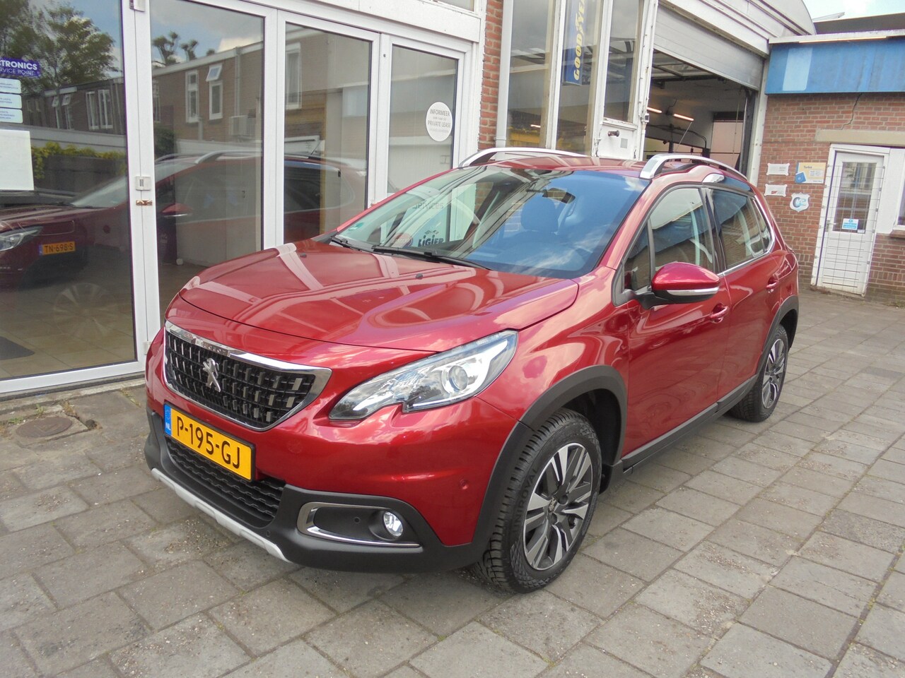 Peugeot 2008 - 1.2 PureTech Allure Automaat, Cruise Controle, Airco, Navigatie, Trekhaak,  Achteruitrijhu - AutoWereld.nl