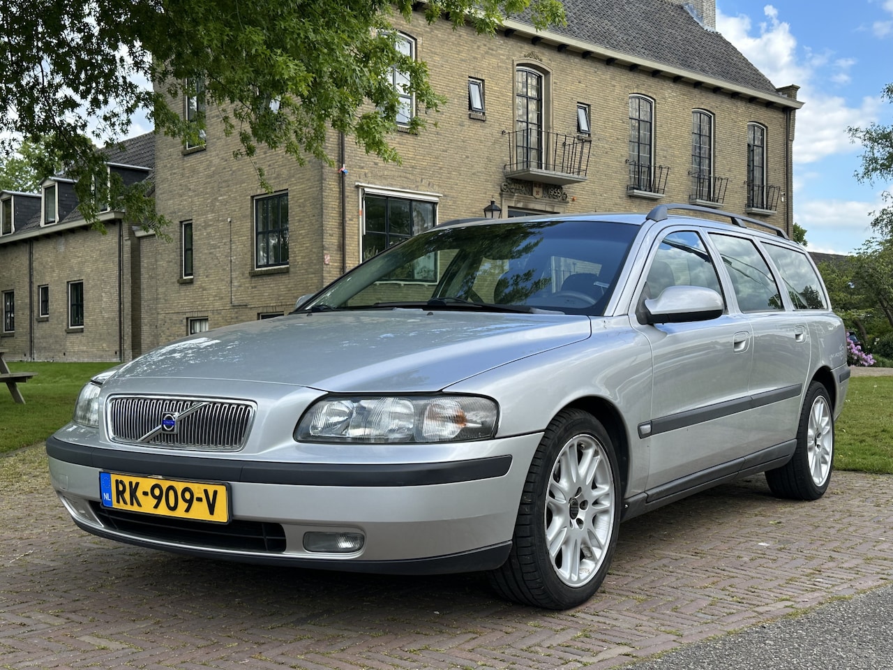 Volvo V70 - 2.4 Comfort Line 140 PK * INCL GARANTIE * inruil mogelijk - AutoWereld.nl