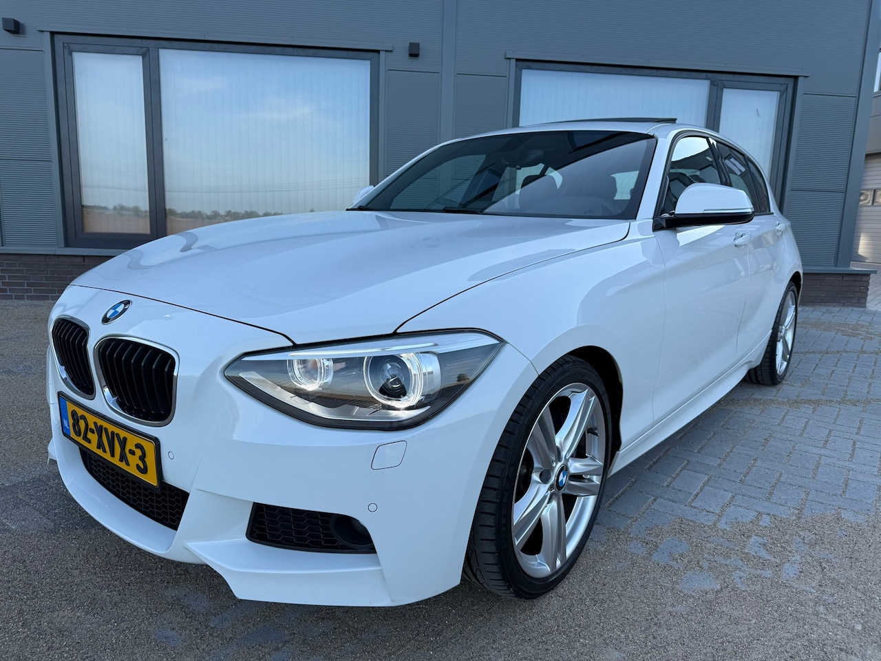 BMW 1-serie - 118i/Automaat/M-Pakket/Schuifdak/NAP/Xenon/Leer/18inch - AutoWereld.nl