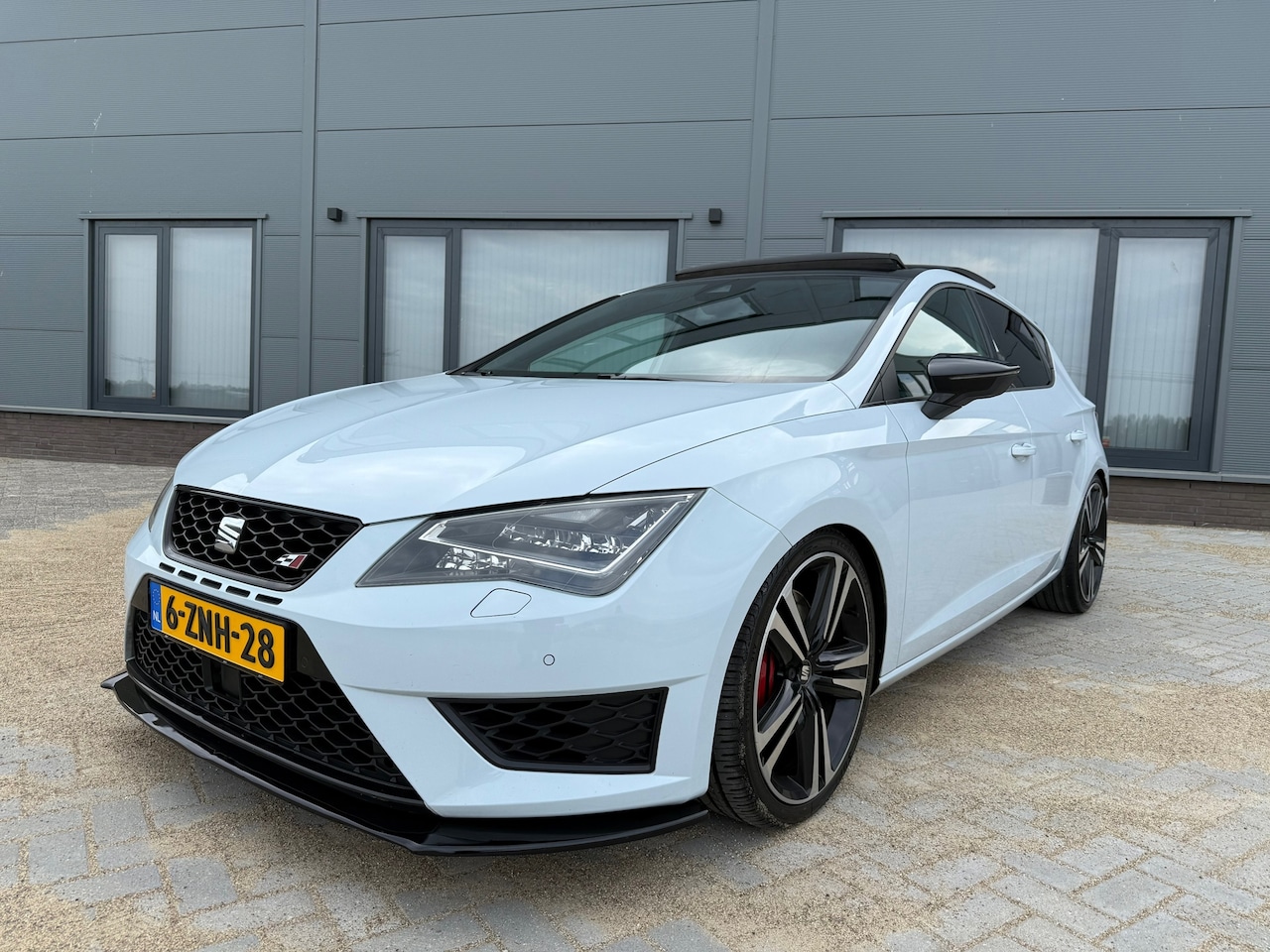 Seat Leon - 2.0 TSI Cupra / Automaat / Pano /Leer/ NAP / 19Inch / Maxton - AutoWereld.nl