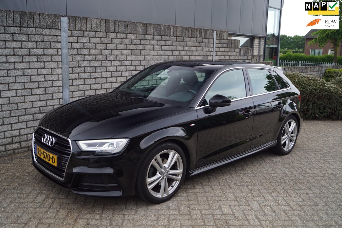 Audi A3 Sportback - 1.0 TFSI Sport S Line Edition Autom Half Leder/Stof Sportst Navi Clima Audi Drive Select L - AutoWereld.nl