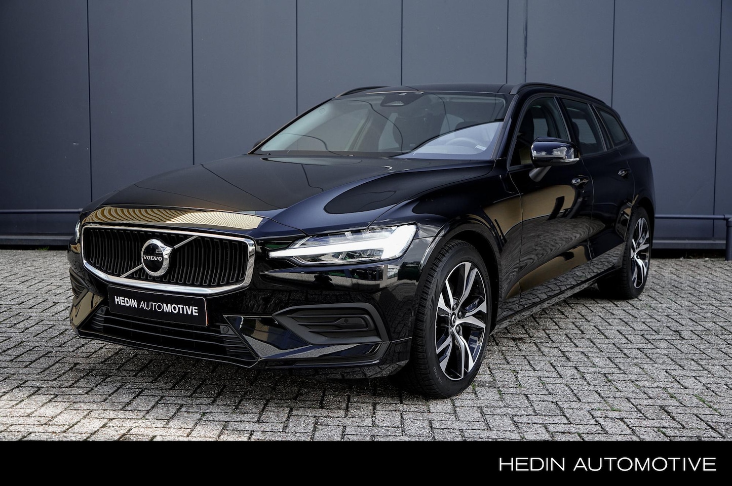 Volvo V60 - 2.0 B3 Essential Edition | Trekhaak | Park Assist | Stuur- stoelverwarming | Pilot Assist - AutoWereld.nl