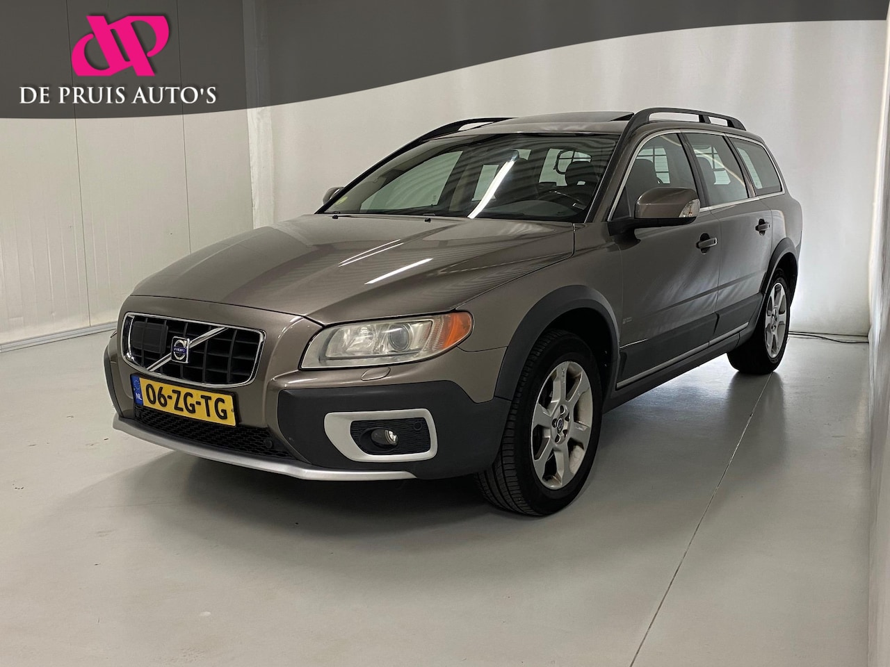 Volvo XC70 - 3.2 Summum *Topstaat* 3e eig. Leer Trekaak Schuifdak ACC *youngtimer* - AutoWereld.nl