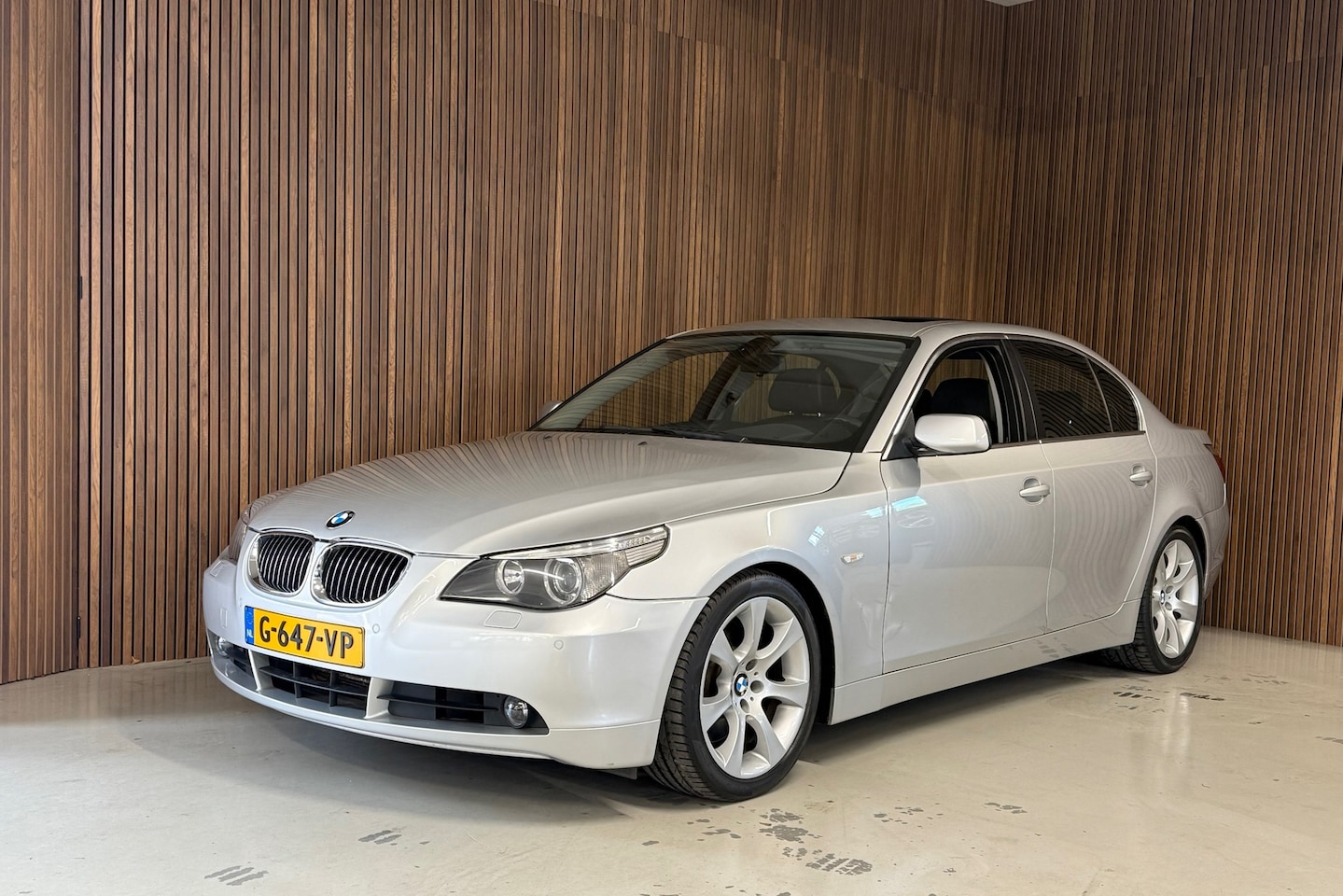 BMW 5-serie - 545i - uniek uitgerust - showroom staat - AutoWereld.nl
