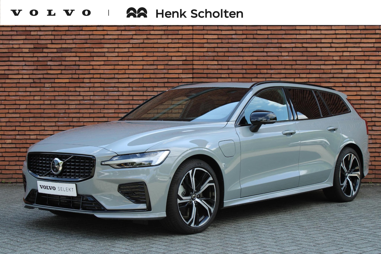 Volvo V60 - T6 Plug-in hybrid AWD Ultra Dark | Verwarmbare stoelen voor/achter | Harman Kardon Audio i - AutoWereld.nl