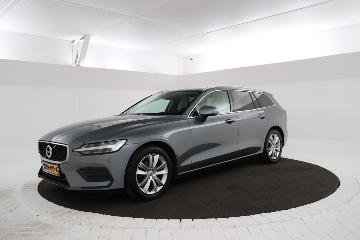 Volvo V60 - 2.0 D3 Momentum Pro Airco, Cruise Control, LEER - AutoWereld.nl