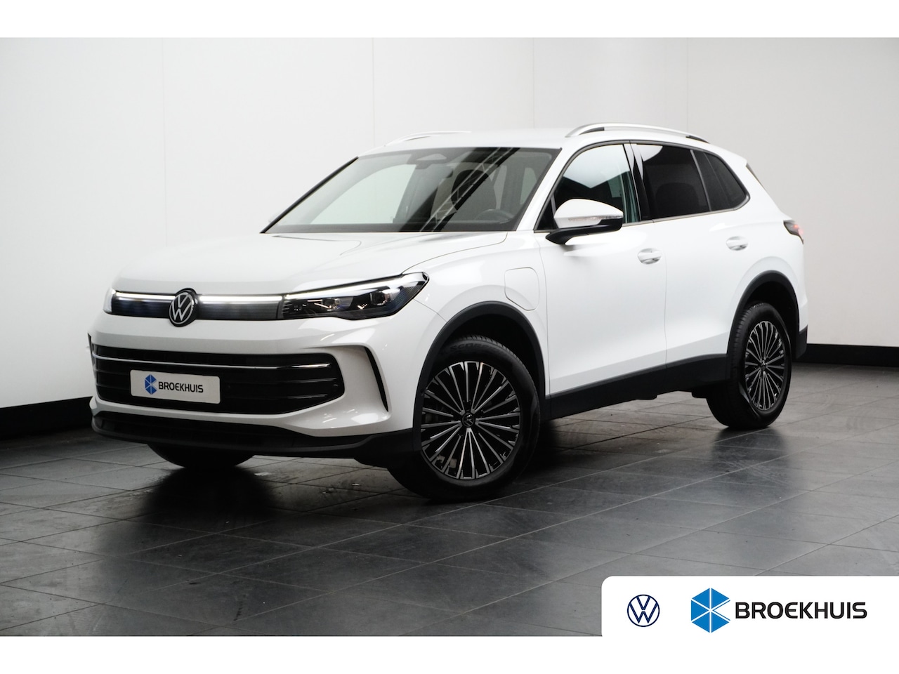 Volkswagen Tiguan - 1.5 eHybrid DSG-6 204PK Life Edition | TREKHAAK | AUTO A. KLEP | STUUR + STOELVERW. - AutoWereld.nl