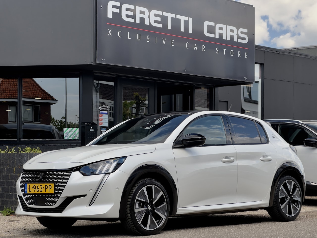 Peugeot e-208 - EV GT PACK 50 kWh AUTOM 29D.KM!! PANODAK LEDER NAVI CAMERA LED LMV PDC - AutoWereld.nl