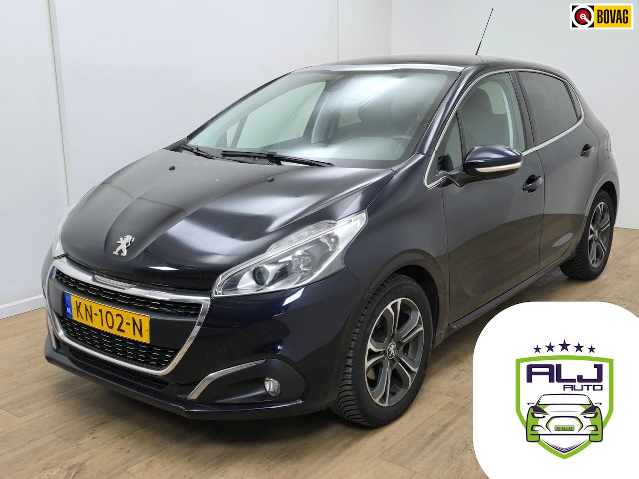 Peugeot 208 - Occasion 1.2 PureTech Allure | Panoramadak | Trekhaak | Sportvelgen | Cruise | Carplay | T - AutoWereld.nl