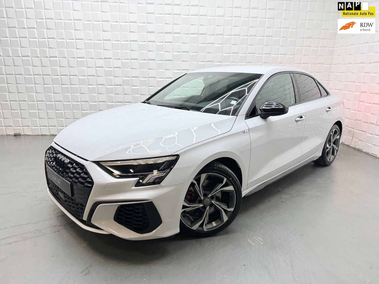 Audi A3 Limousine - 35 TFSI 2x S LINE VIRTUAL KEYLESS DYNAMISCH - AutoWereld.nl