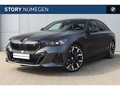 BMW i5 - eDrive40 M Sport / Panoramadak / Adaptieve LED / Stoelventilatie / Comfort Access / Parkin