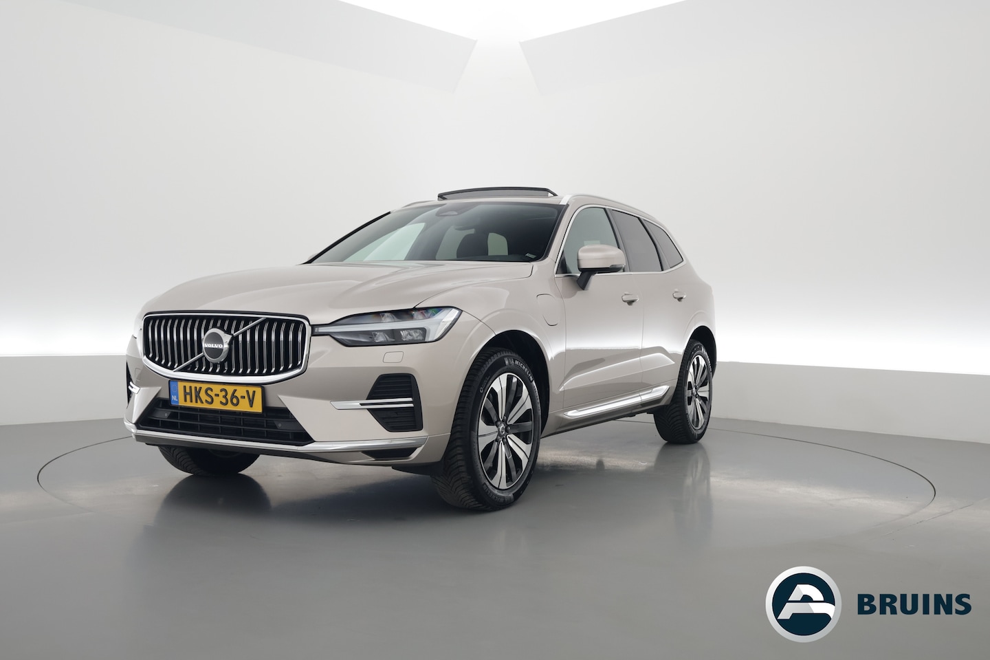 Volvo XC60 - 2.0 T6 Plug-in hybrid AWD Plus Bright | Pano-dak | H&K Audio | stoel + stuurverwarming | - AutoWereld.nl