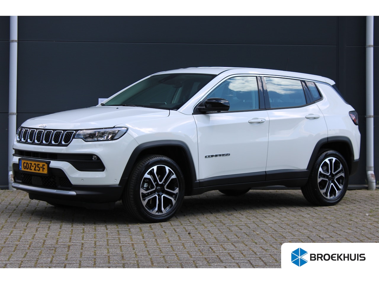 Jeep Compass - 1.5T e-Hybrid Altitude | Achteruitrijcamera | Dodehoek detectie | Draadloze telefoonlader - AutoWereld.nl