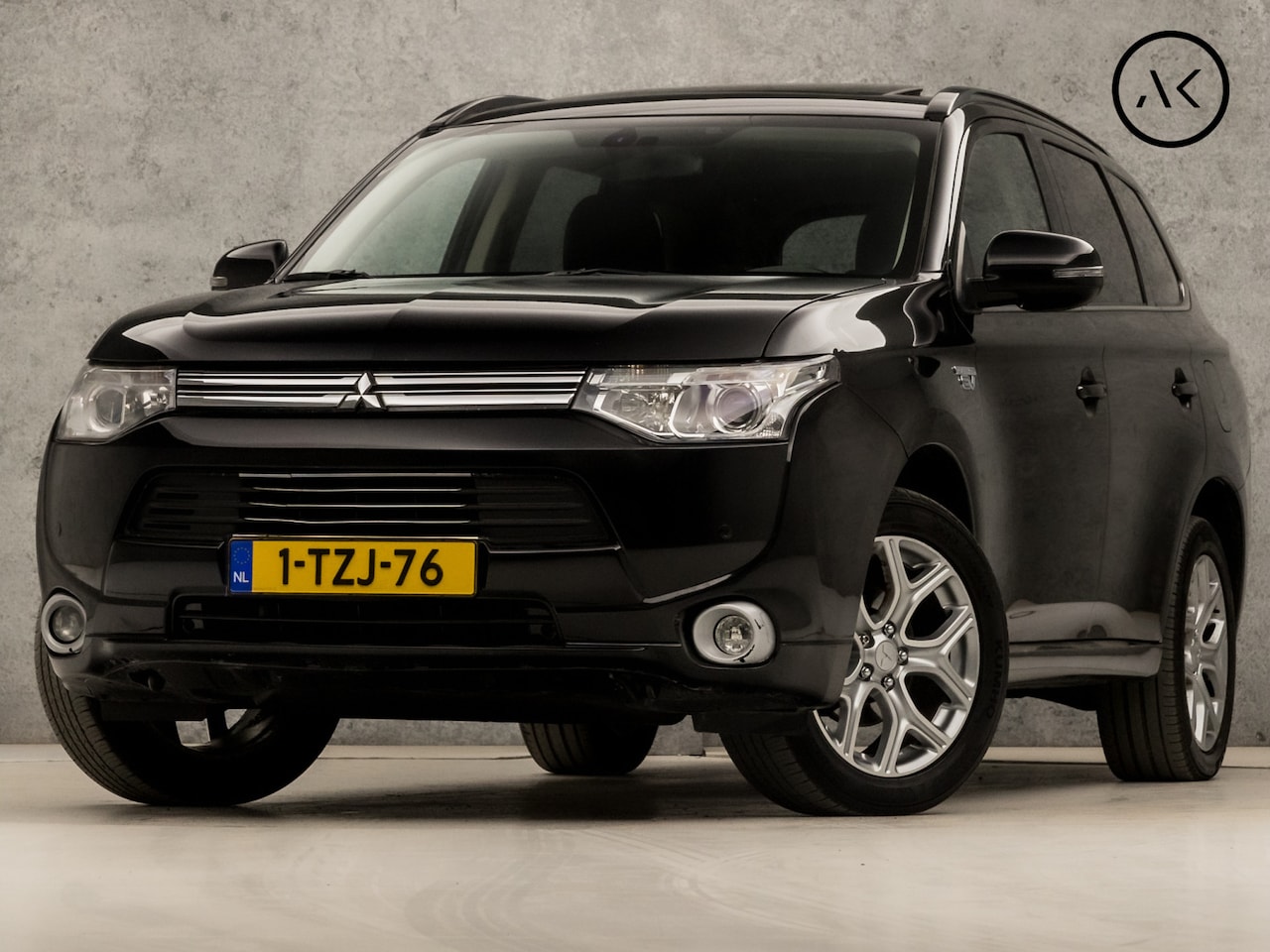 Mitsubishi Outlander - 2.0 PHEV Deluxe 203Pk Automaat (SCHUIFDAK, NAVIGATIE, CAMERA, STOELVERWARMING, LEDEREN SPO - AutoWereld.nl