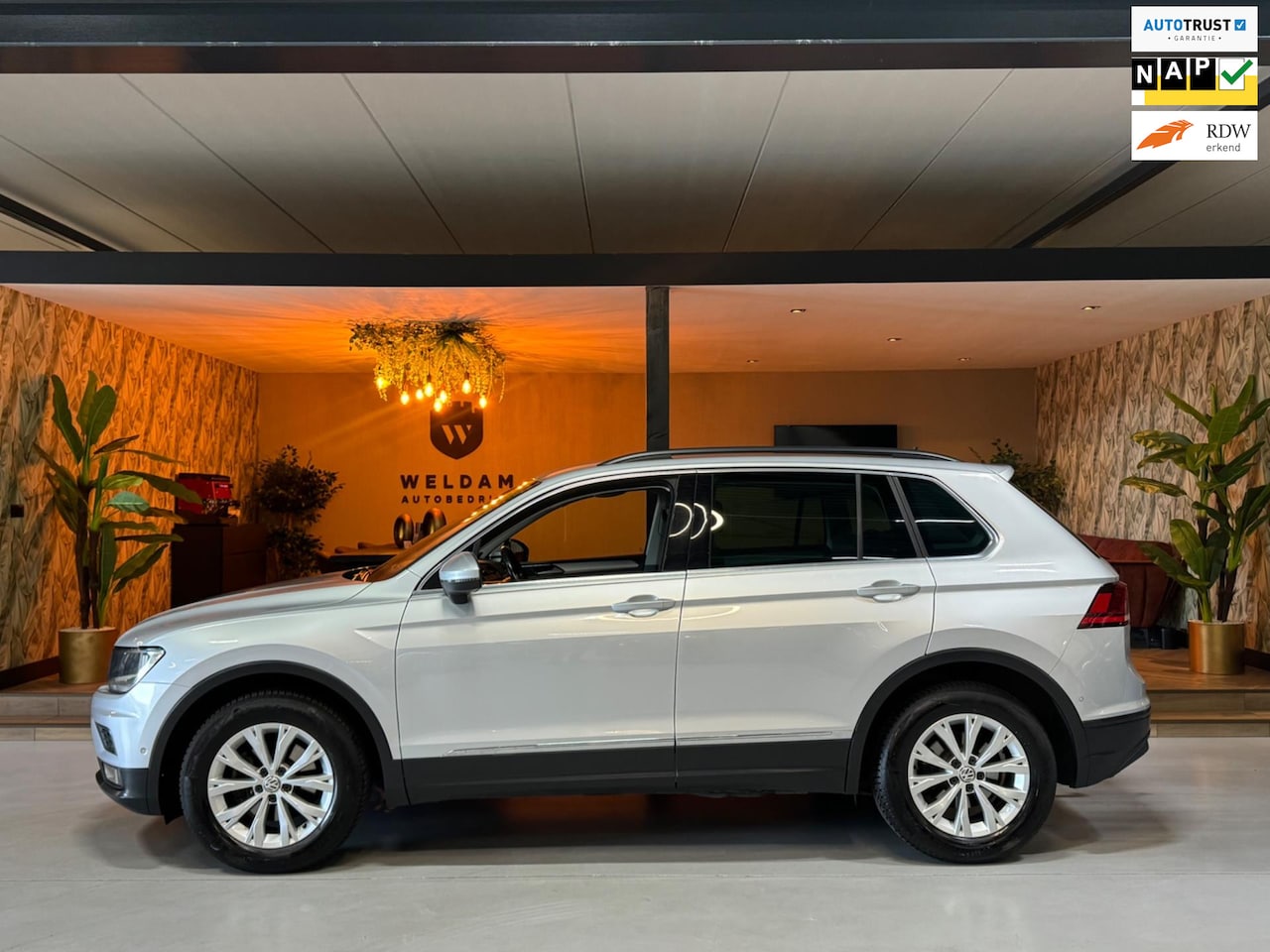 Volkswagen Tiguan - 1.4 TSI 4Motion Highline Garantie Trekhaak CarPlay Camera PDC ACC Lane StuurVW StoelVW Off - AutoWereld.nl