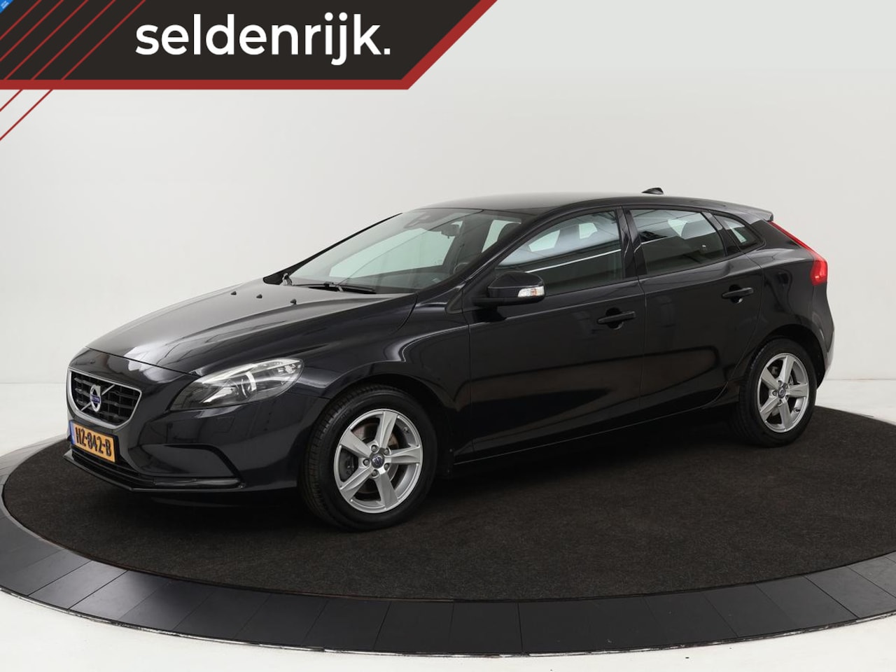 Volvo V40 - 1.6 T2 Momentum | Stoelverwarming | Trekhaak | Xenon | Climate control | Cruise control | - AutoWereld.nl