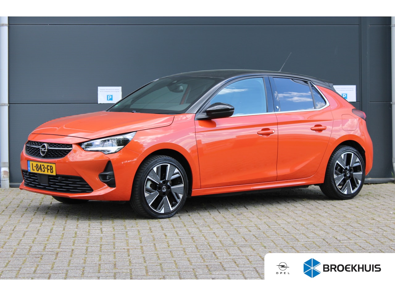 Opel Corsa-e - Ultimate 50 kWh / Navigatie / Alcantara / PDC V+A / Matrix LED / stuur -en stoelverwarming - AutoWereld.nl
