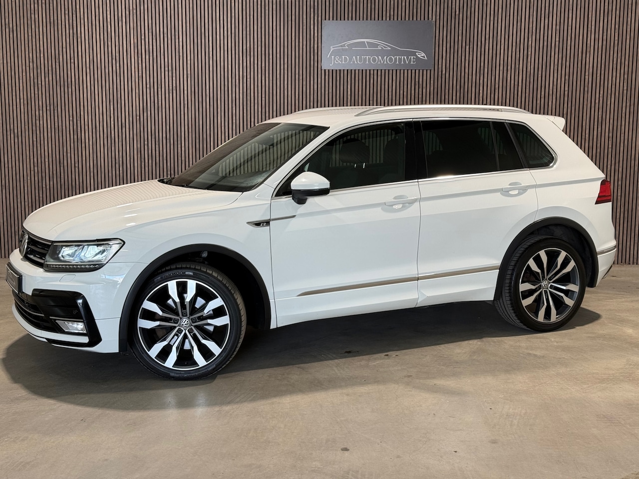 Volkswagen Tiguan - 2.0 TSI 4Motion 3xR-line DSG 2017 NAVI CARPLAY - AutoWereld.nl