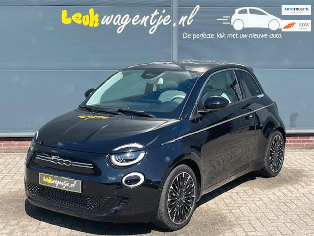 Fiat 500e - La Prima 42 kWh *panoramadak *p-camera *leer *17” - AutoWereld.nl