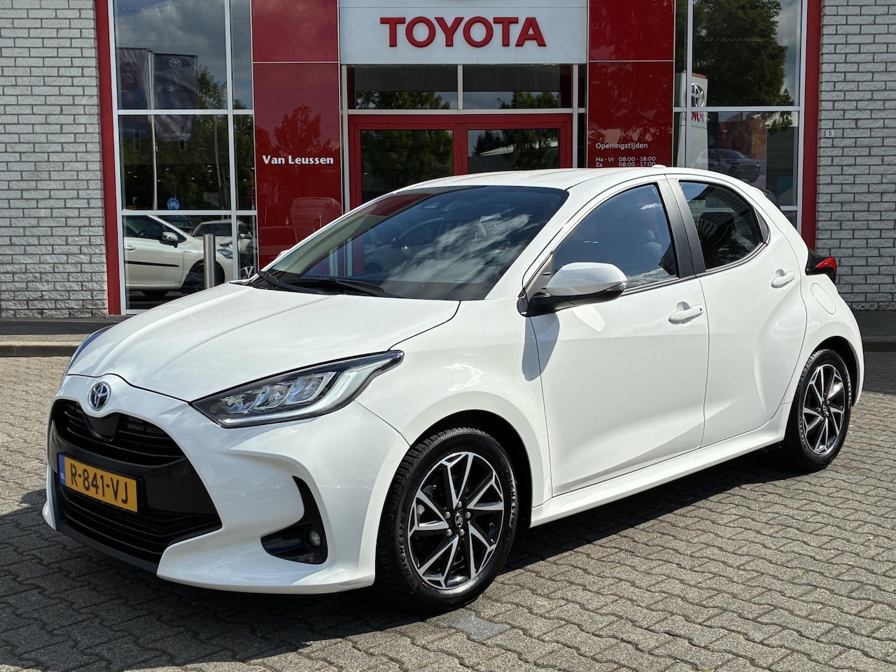 Toyota Yaris - 1.5 HYBRID DYNAMIC LED-PAKKET 16"LM-VELGEN KEYLESS CAMERA APPLE/ANDROID NL-AUTO - AutoWereld.nl