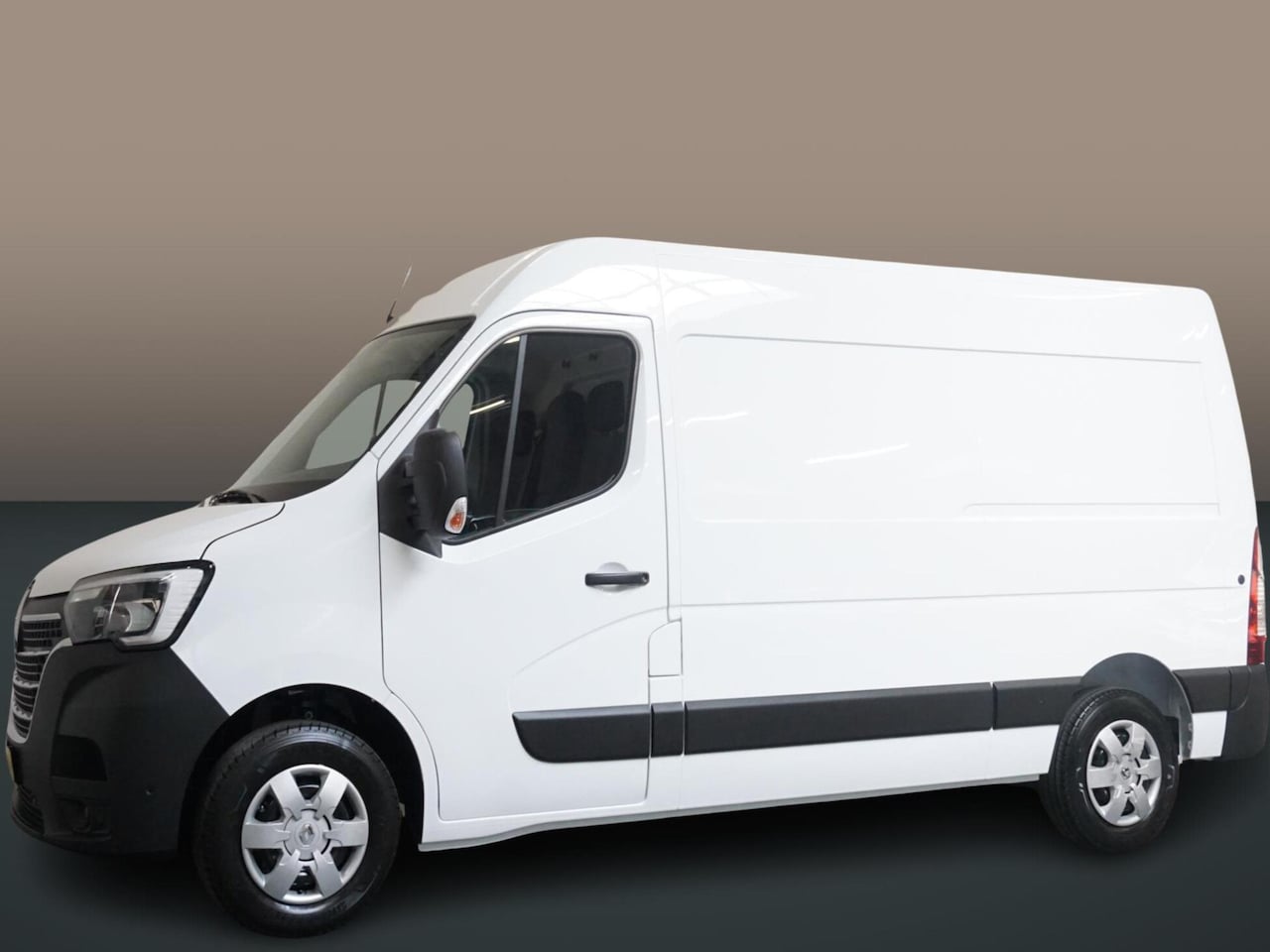 Renault Master - T33 2.3 dCi 135PK L2H2 Work Edition Airco Cruise Camera Navi Parkeersensoren Trekhaak - AutoWereld.nl