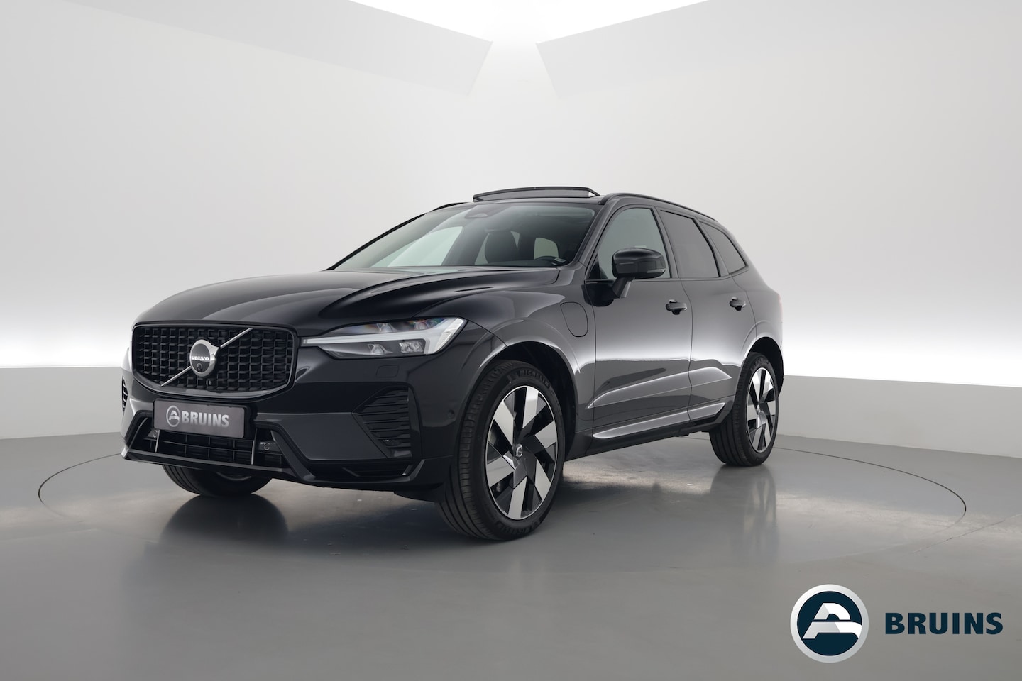Volvo XC60 - 2.0 T8 Plug-in hybrid AWD Ultimate Dark | Head-up | 360 camera | Pano-dak | Stoel + stuurv - AutoWereld.nl