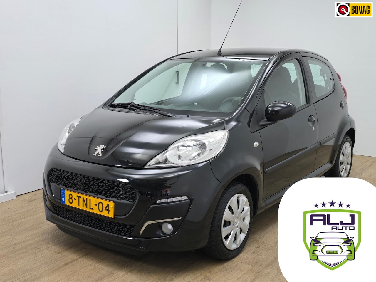 Peugeot 107 - Occasion 1.0 Active met airco en 5 deurs | Tweedehands Peugeot 107 zwart | Radio met aux | - AutoWereld.nl