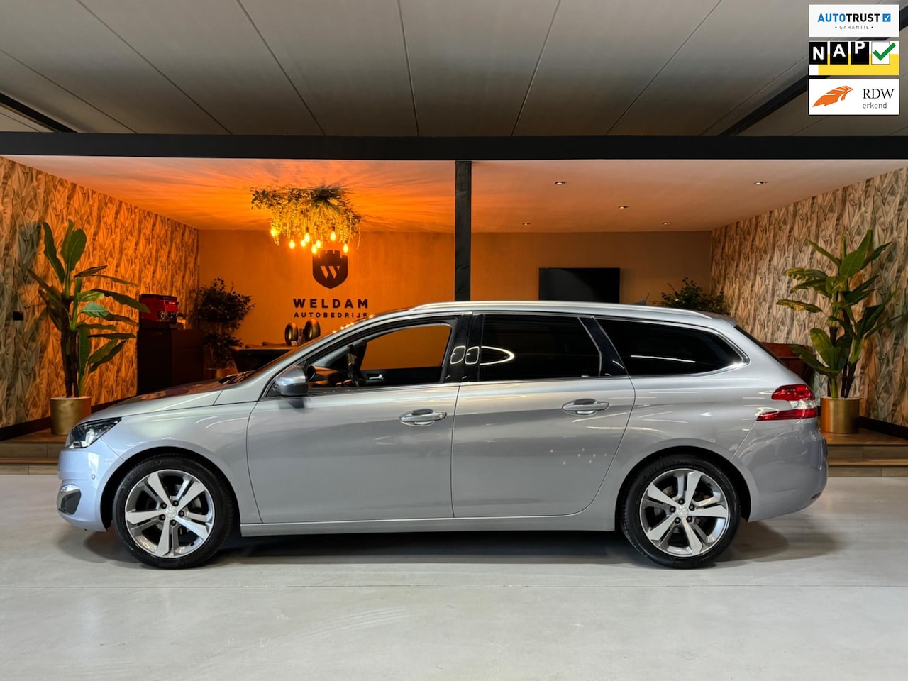 Peugeot 308 SW - 1.2 e-THP Première Nap Trekhaak Pano Camera PDC Led Cruise Navi Clima Blindspot Parkeerhul - AutoWereld.nl