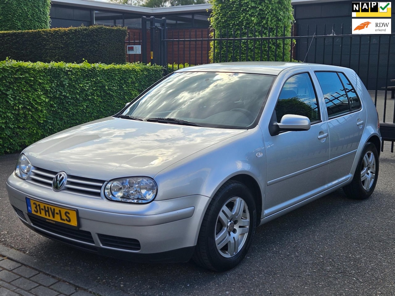 Volkswagen Golf - 1.6 Trendline|AUTOMAAT|AIRCO|CruiseControle|NAP KM|Trekhaak| - AutoWereld.nl