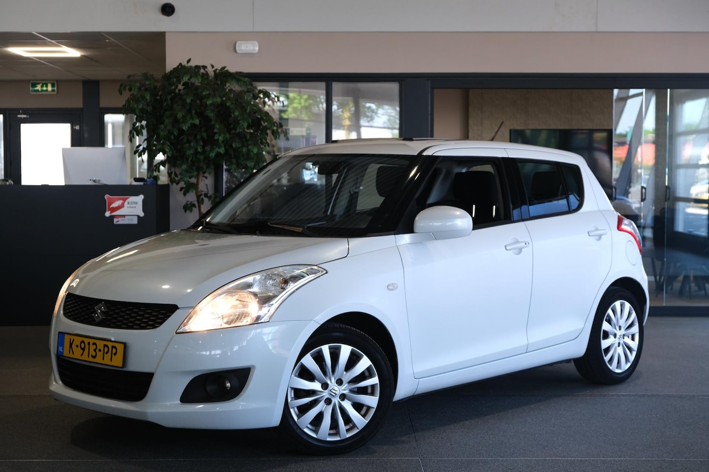 Suzuki Swift - 1.2 Comfort EASSS Pano Cruise Radio MF-Stuur Lichtmetalen Velgen Stoelverwarming - AutoWereld.nl