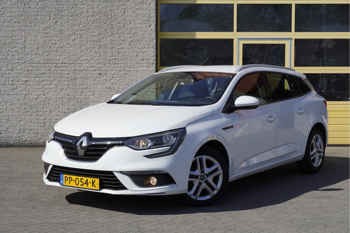 Renault Mégane Estate - 1.5 dCi Eco2 Zen BJ2017 Led | Pdc | Navi | Climate control | Cruise control | Getint glas - AutoWereld.nl