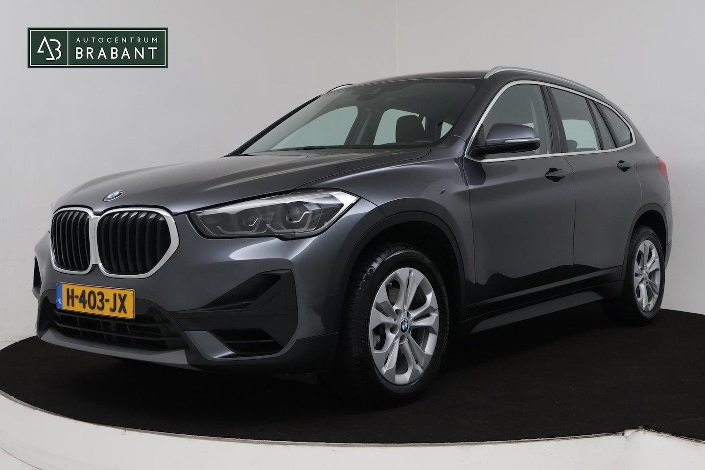 BMW X1 - SDrive18i Executive Edition (PARKEERSENSOREN, NAVIGATIE, CRUISE, STOELVERWARMING, AUTOMAAT - AutoWereld.nl