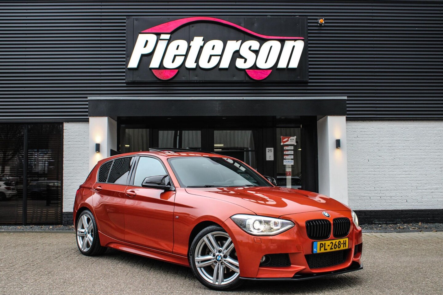 BMW 1-serie - 125d 255PK M-Pakket PANO XENON H&K STOELVER PDC - AutoWereld.nl