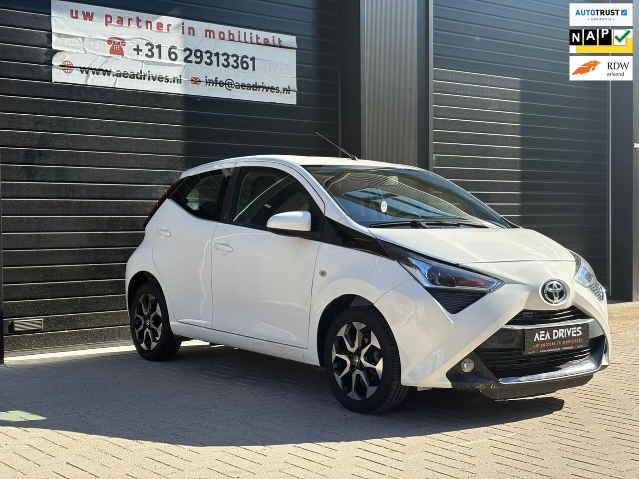 Toyota Aygo - | 53.160 km | Apple CarPlay | Camera | Airco | Cruise Control | Efficiënt, stijlvol en rij - AutoWereld.nl