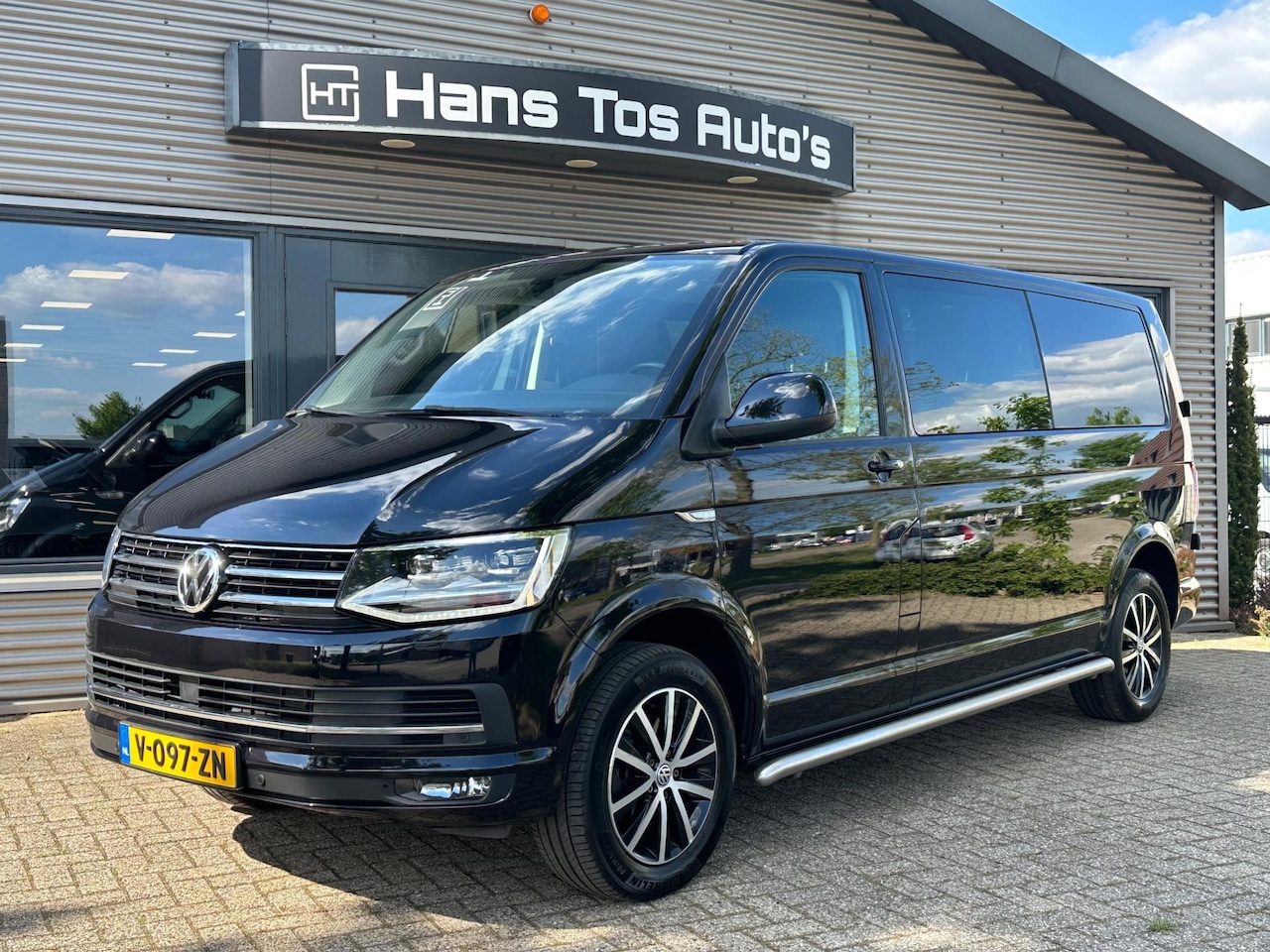 Volkswagen Transporter - 2.0 TDI L2H1 DC Highline T-Edition LEER/ LED / TREKHAAK - AutoWereld.nl
