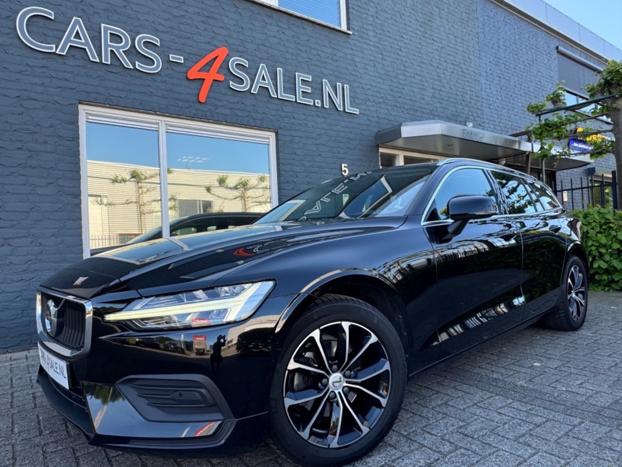 Volvo V60 - 2.0 D3 Momentum Pro + Camera + 1/2 leder + Navi - 2020 - AutoWereld.nl