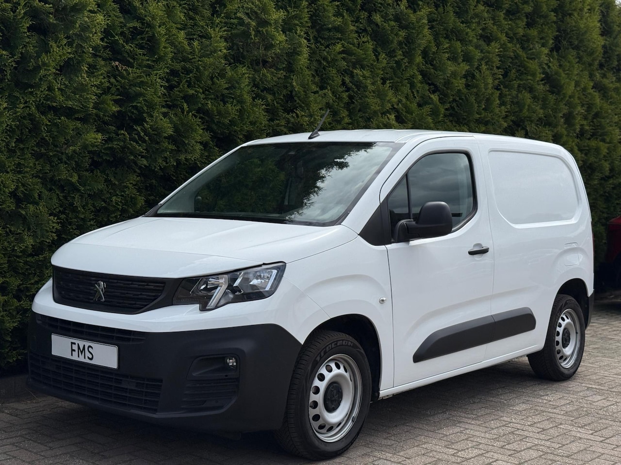 Peugeot Partner - 1.2 PureTech Premium Automaat Camera DAB+ - AutoWereld.nl