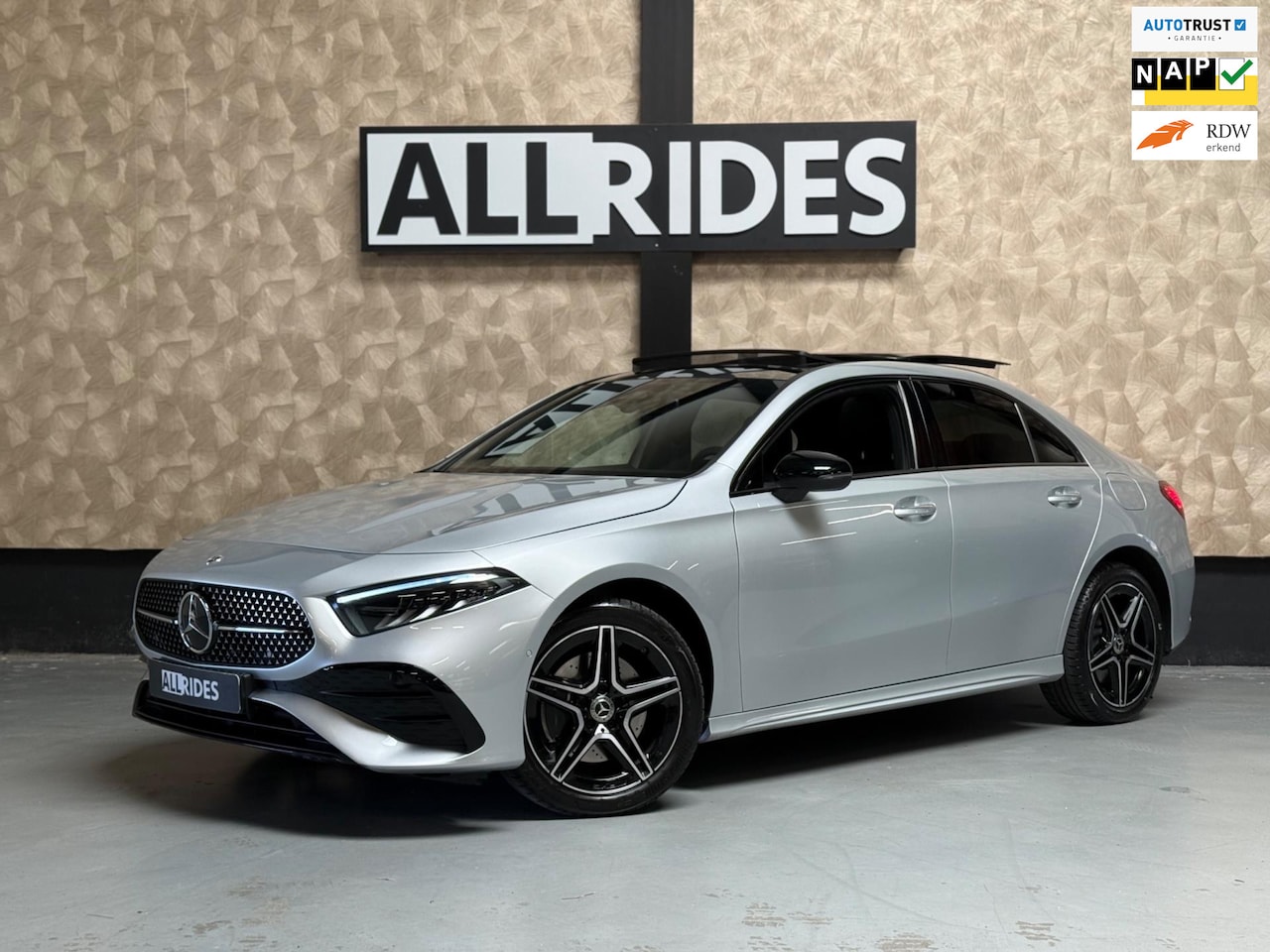 Mercedes-Benz A-klasse - 250 e AMG Line | pano | sfeerverlichting | camera | Stoelverwarming | keyless - AutoWereld.nl
