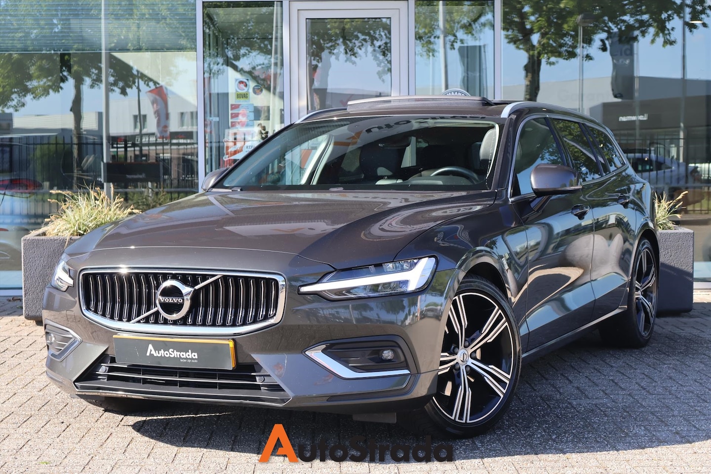 Volvo V60 - B3 R-Design 163pk | Pano | Harman/Kardon | Camera | Adaptive | Keyless | LED | Carplay - AutoWereld.nl