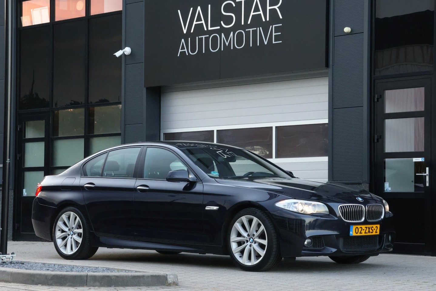 BMW 5-serie - 520i M pakket | Comfort stoelen | Carbon zwart | Nw. ketting! - AutoWereld.nl