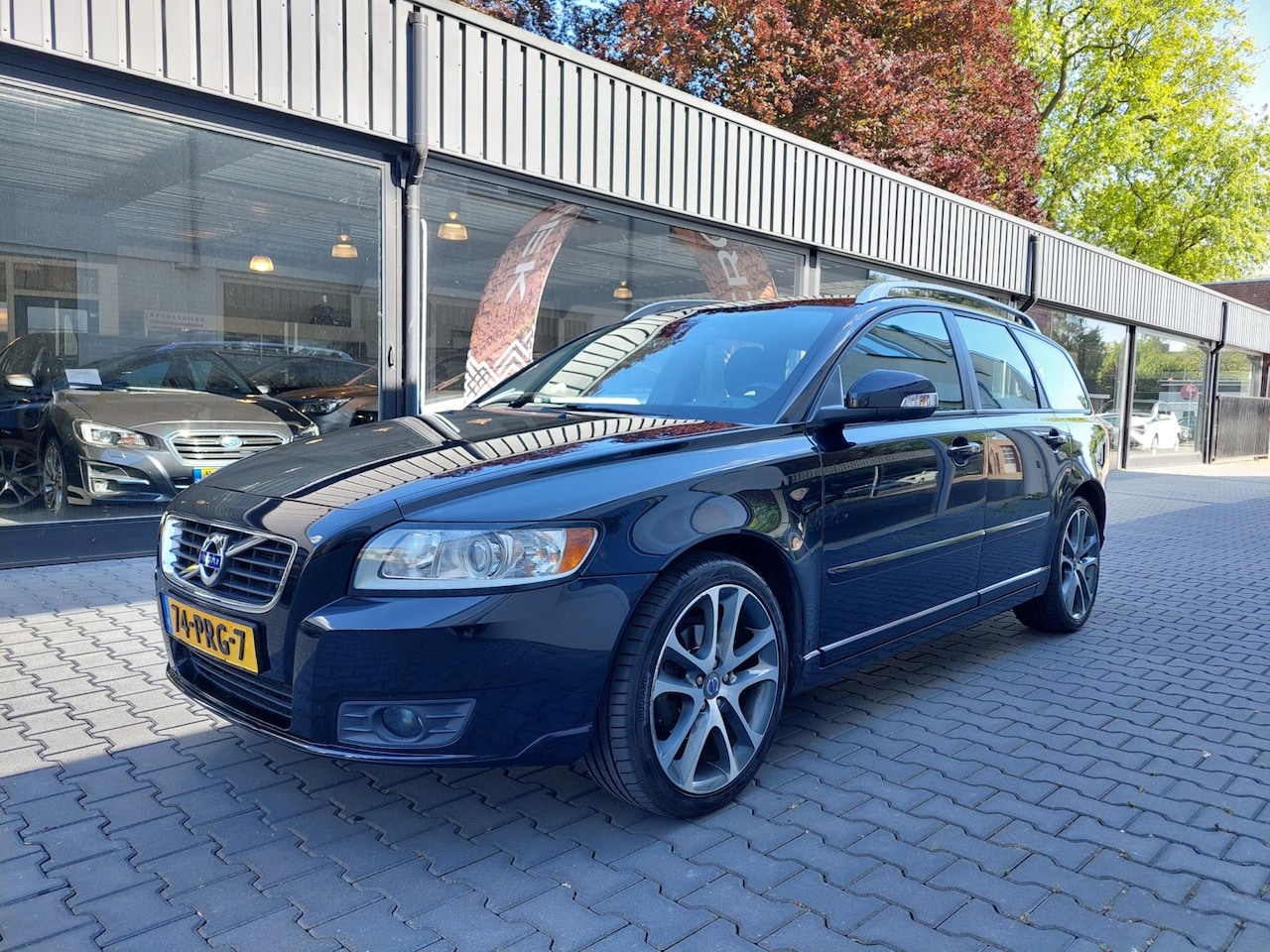 Volvo V50 - 2.0 Momentum 179.000KM 2 eigenaren Origineel NL Spoiler Cruise Clima PDC Trekhaak Telefoon - AutoWereld.nl