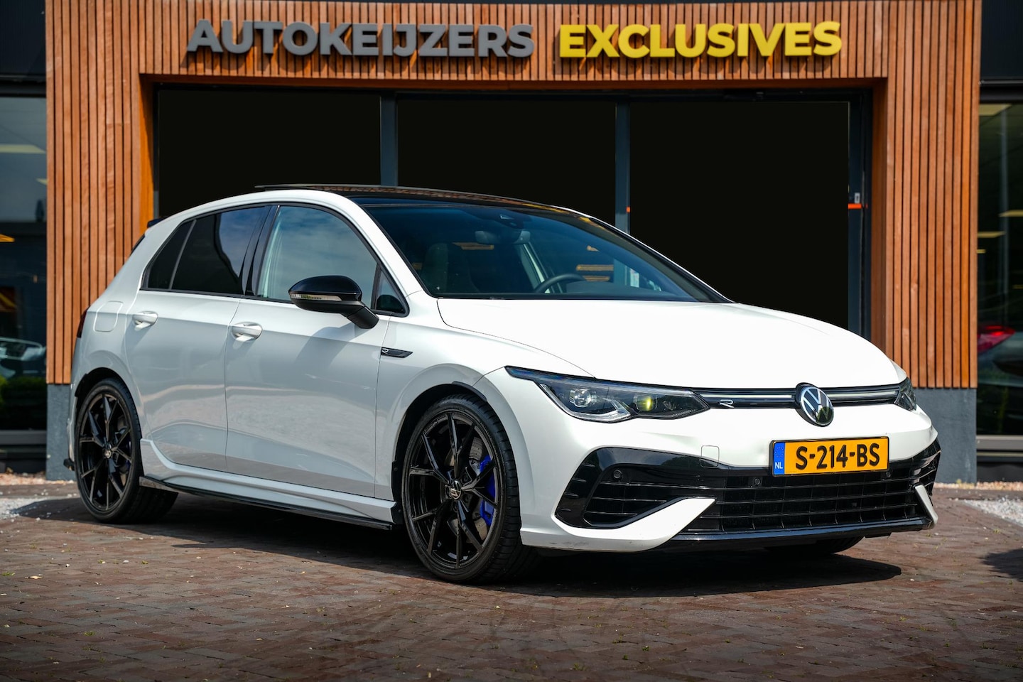 Volkswagen Golf - 2.0 TSI R 4Motion Panodak Maxton Camera DAB+ ACC Decat Dode Hoek Stuurverw. Alcantara - AutoWereld.nl