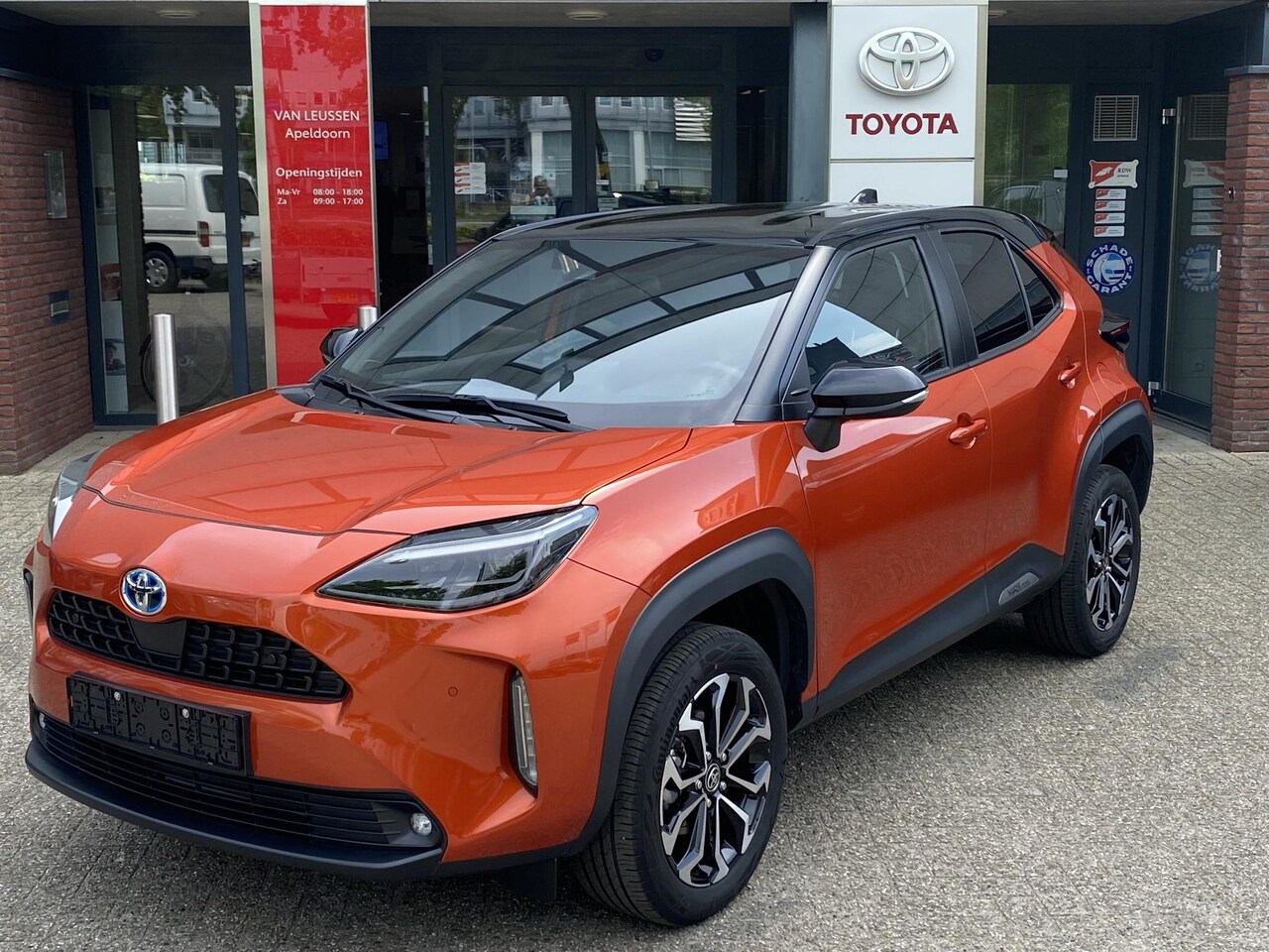 Toyota Yaris Cross - 1.5 HYBRID STYLE STOEL/STUURVERW BLIND-SPOT NAVI PARK-SENSOREN APPLE/ANDROID 17''LM-VELGEN - AutoWereld.nl