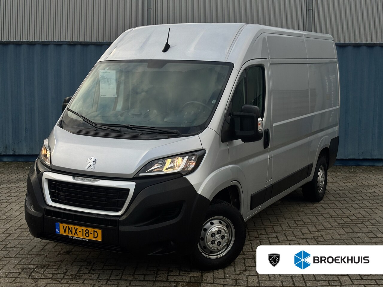 Peugeot Boxer - 330 2.2 BlueHDi 120 L2H2 Premium | Achteruitrij camera | Armsteun voor | Cruise control - AutoWereld.nl