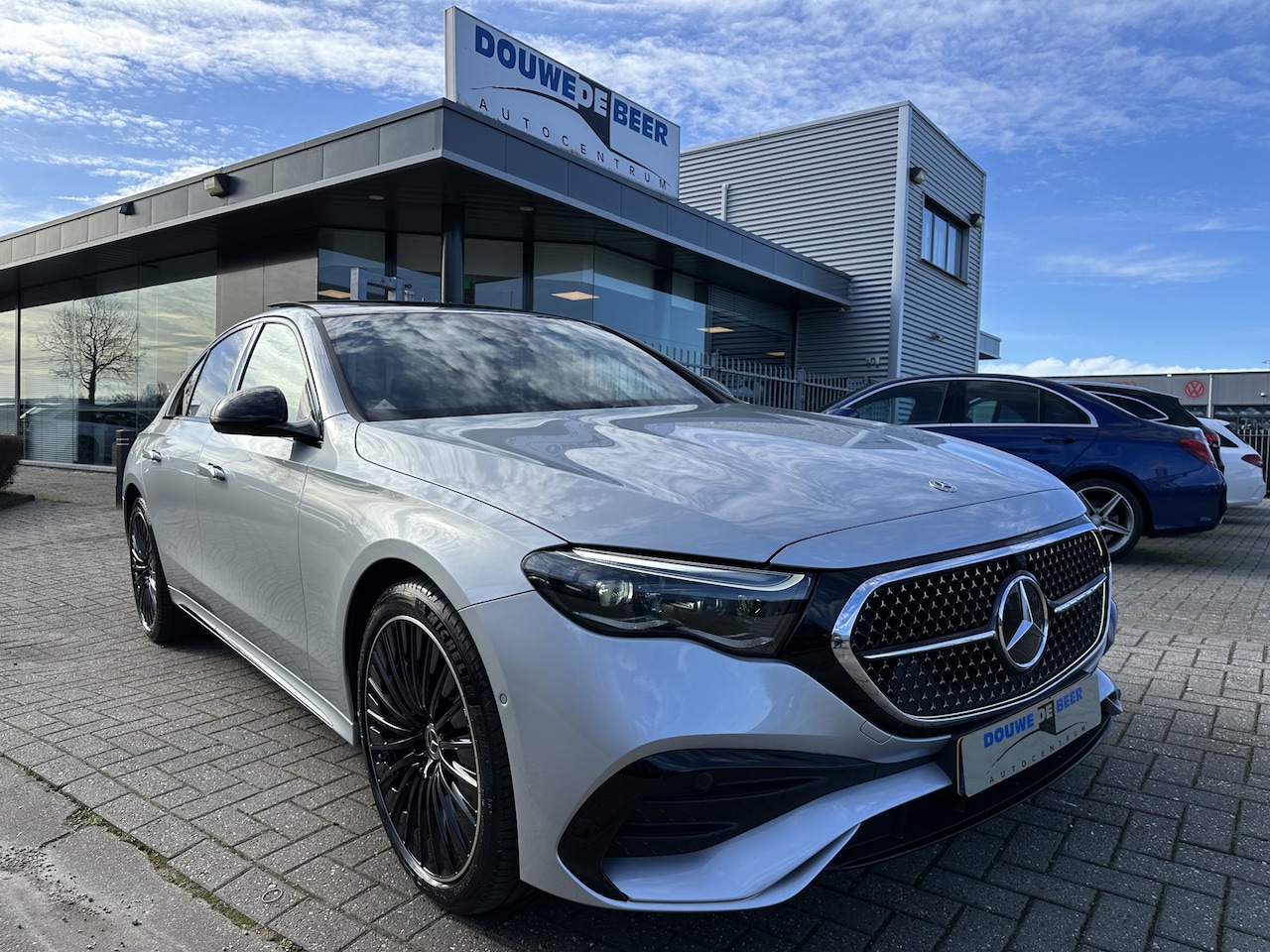 Mercedes-Benz E-klasse - 300 e AMG Night Premium Plus Hyperscreen|Trekhaak|HUD|Pano|Burmester - AutoWereld.nl