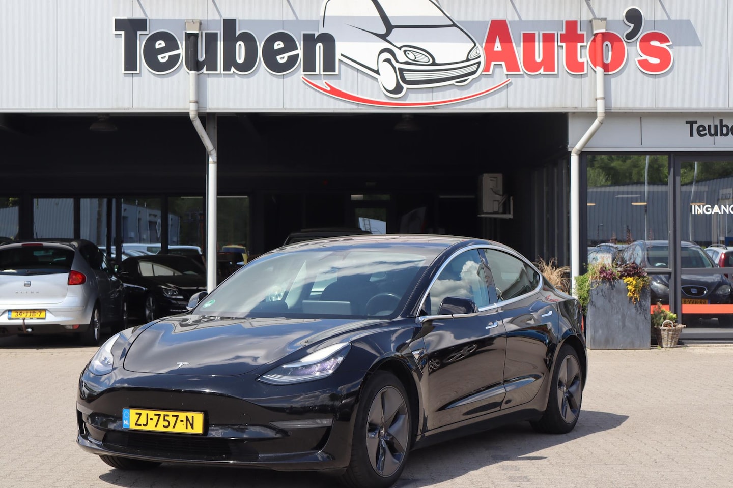 Tesla Model 3 - Long Range RWD Long Range AWD 75 kWh SOH 82%, Panoramadak, Autopilot, Trekhaak, Lederen interieur, - AutoWereld.nl