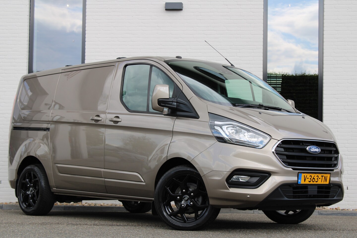 Ford Transit Custom - 280 2.0 TDCI / Automaat / L1H1 / Limited / 2x Schuifdeur / Camera / Led / Nette Staat - AutoWereld.nl