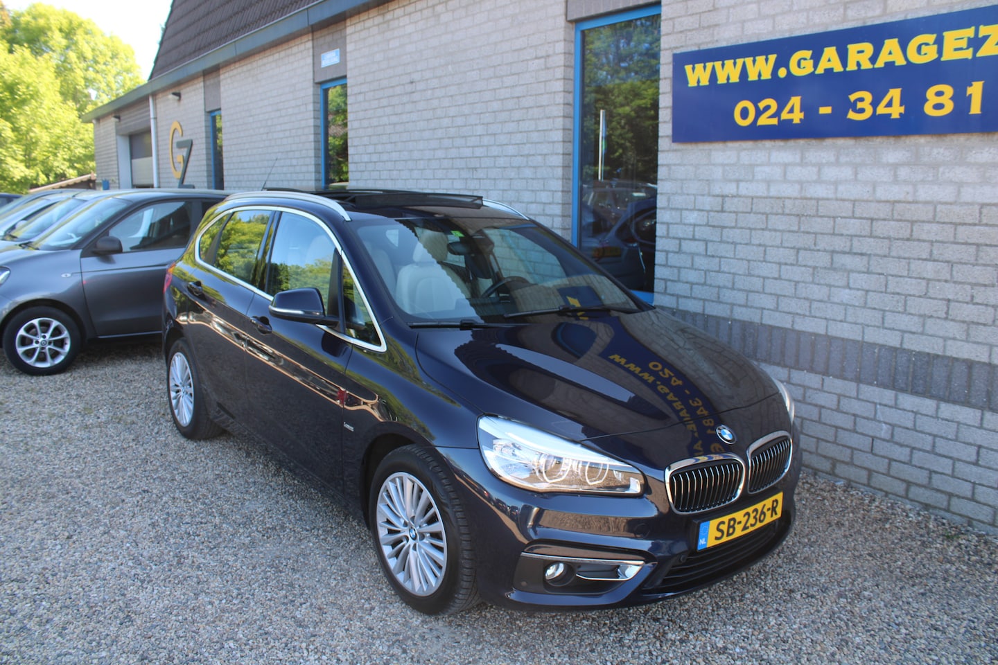 BMW 2-serie Active Tourer - 218i Corporate Lease High Executive Luxury Leder Panoramadak Trekhaak 17" velgen - AutoWereld.nl
